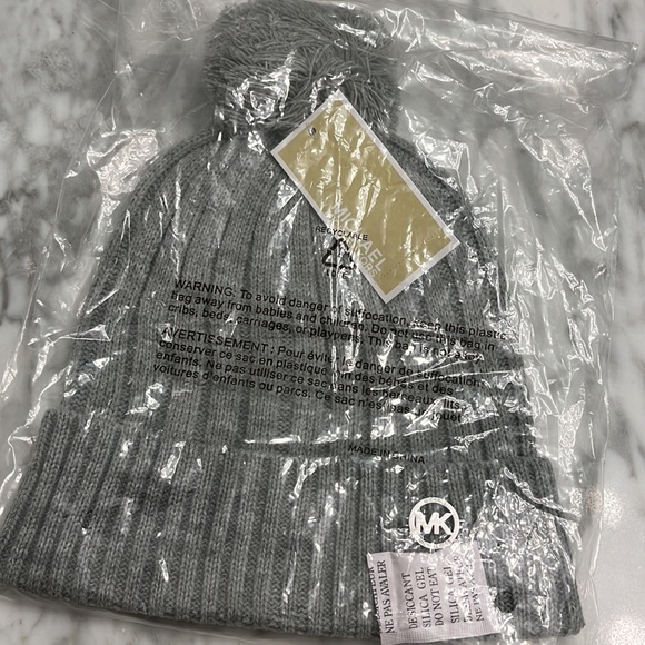 NWT Micheal kors toque / beanie grey with pom - Picture 5 of 12